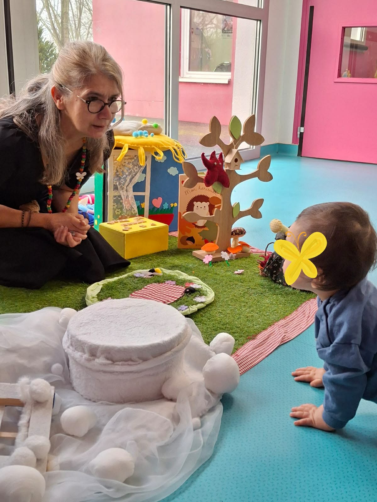 Christine sur un tapis de gazon avec un bébé